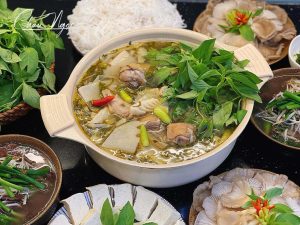 Chicken hotpot with sour leaves